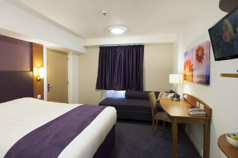 Premier Inn London Enfield Exterior foto